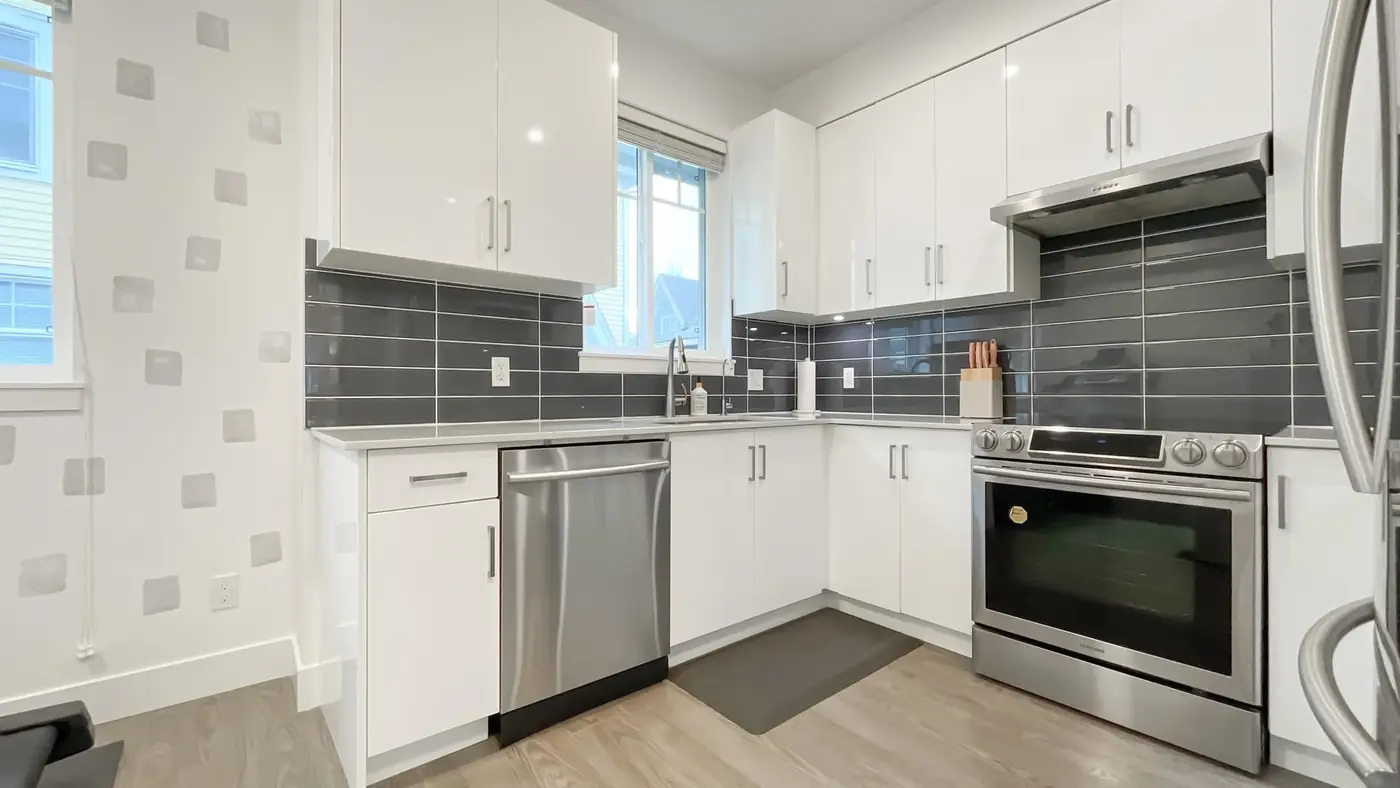 3-bedroom townhouse in McLennan North — photo 2