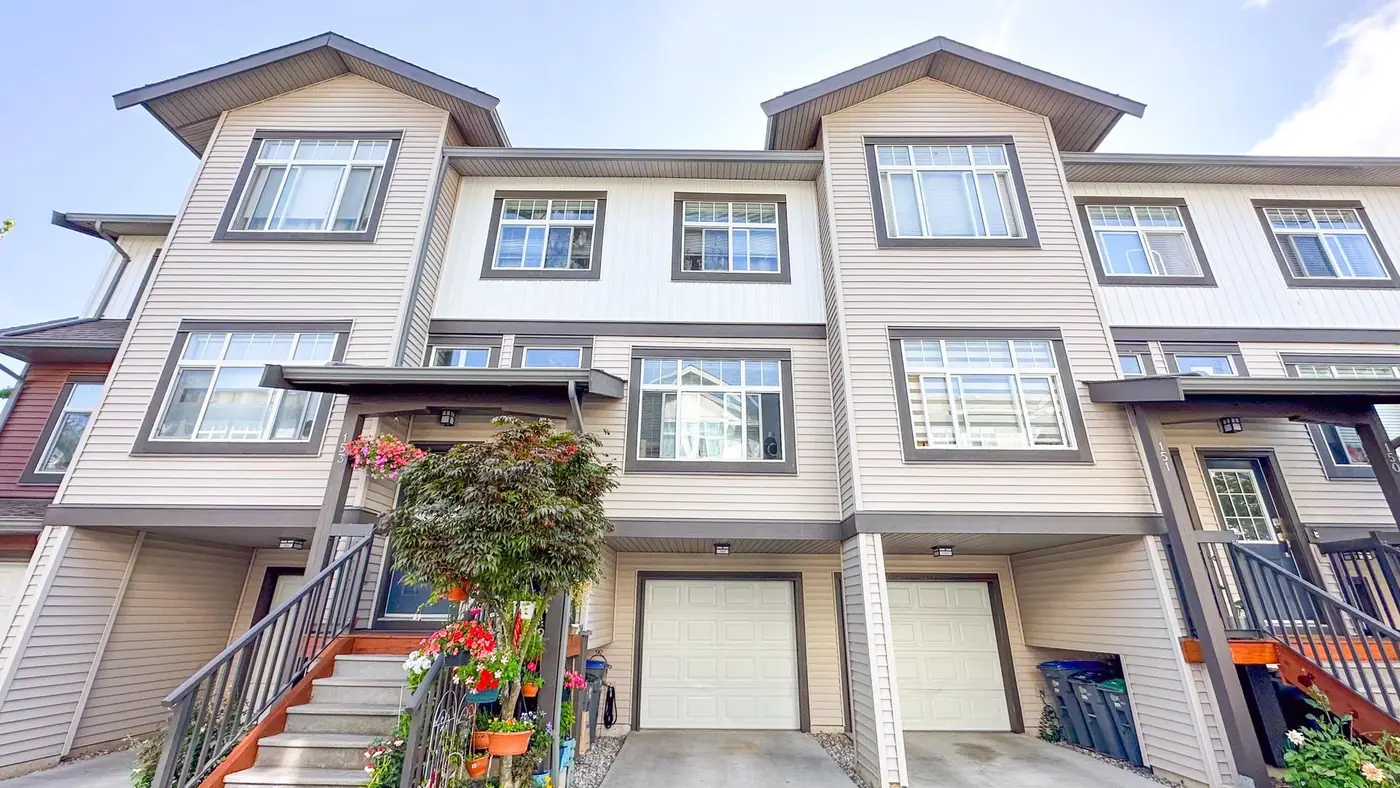 4-bedroom townhouse in Fleetwood Tynehead — photo 1