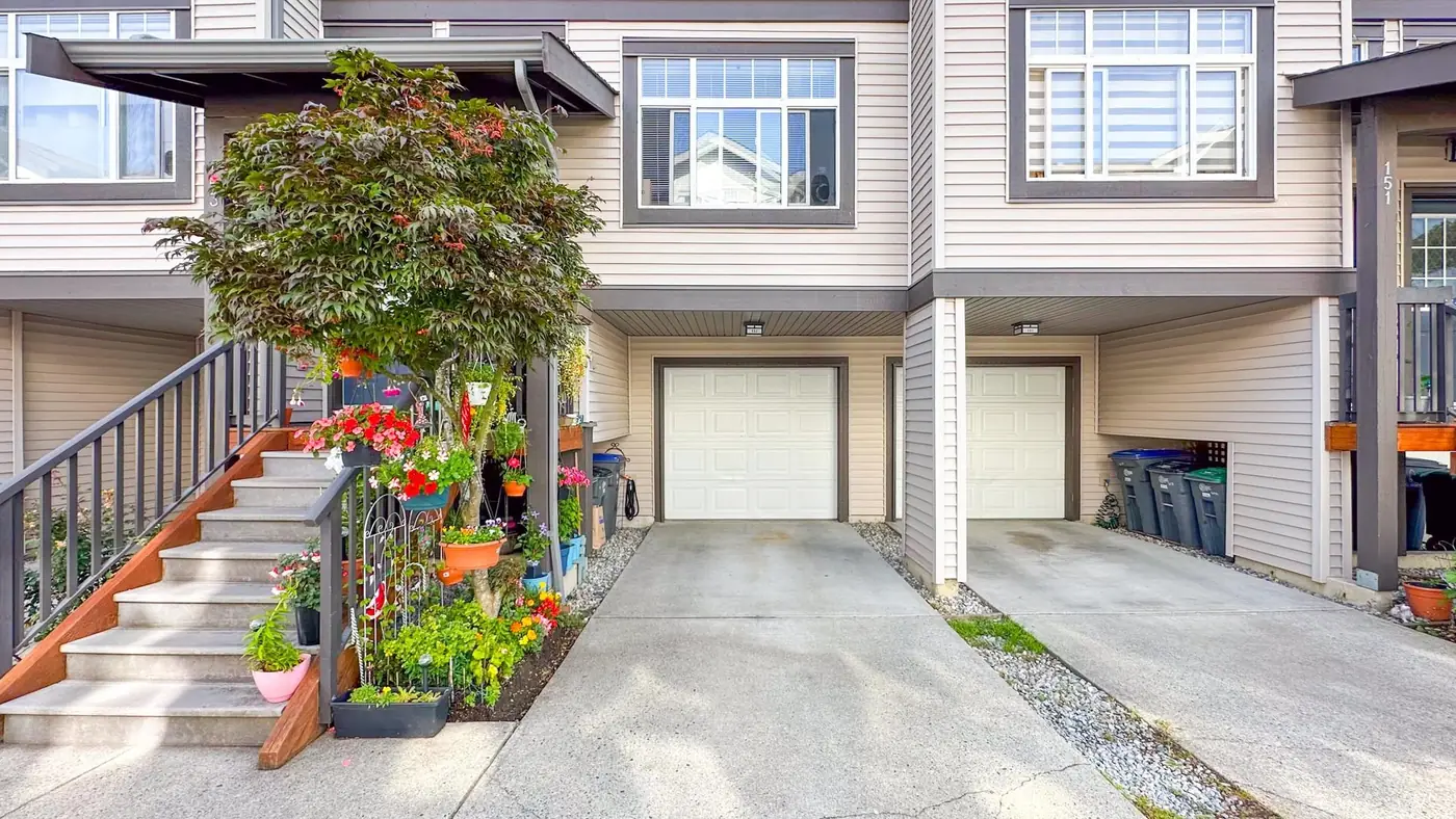 4-bedroom townhouse in Fleetwood Tynehead — photo 2