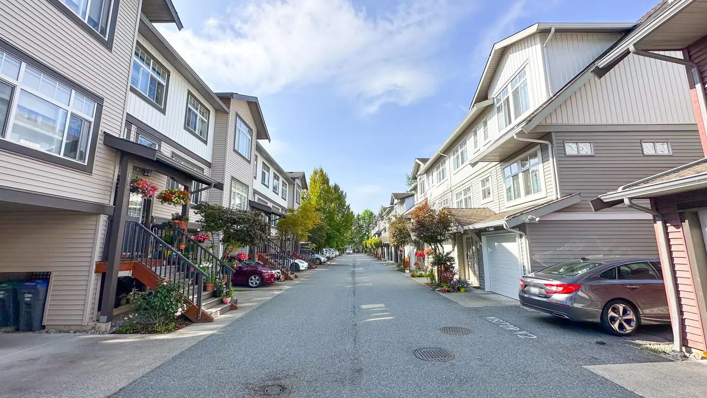 4-bedroom townhouse in Fleetwood Tynehead — photo 3