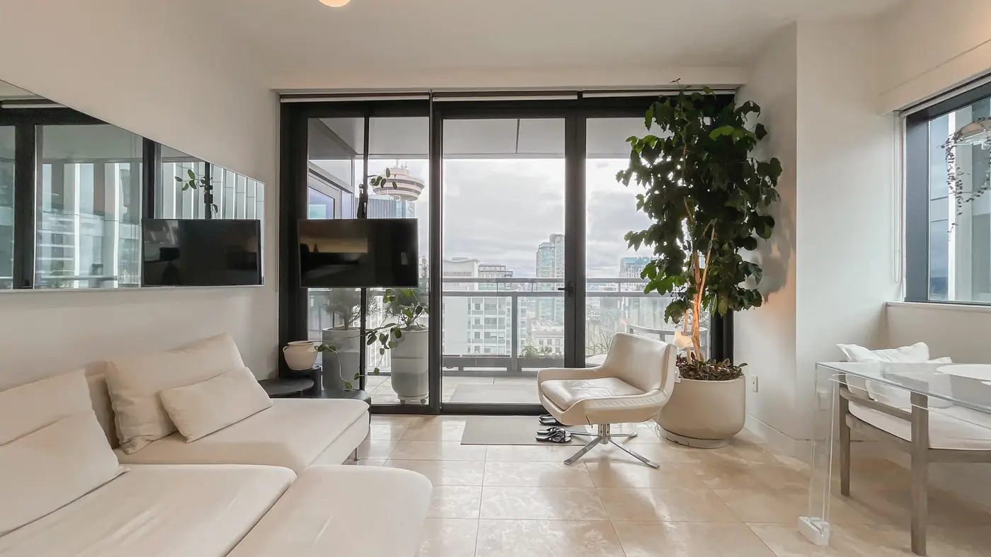 2-bedroom condo in Downtown — photo 2