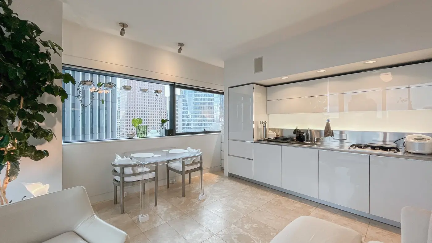 2-bedroom condo in Downtown — photo 3