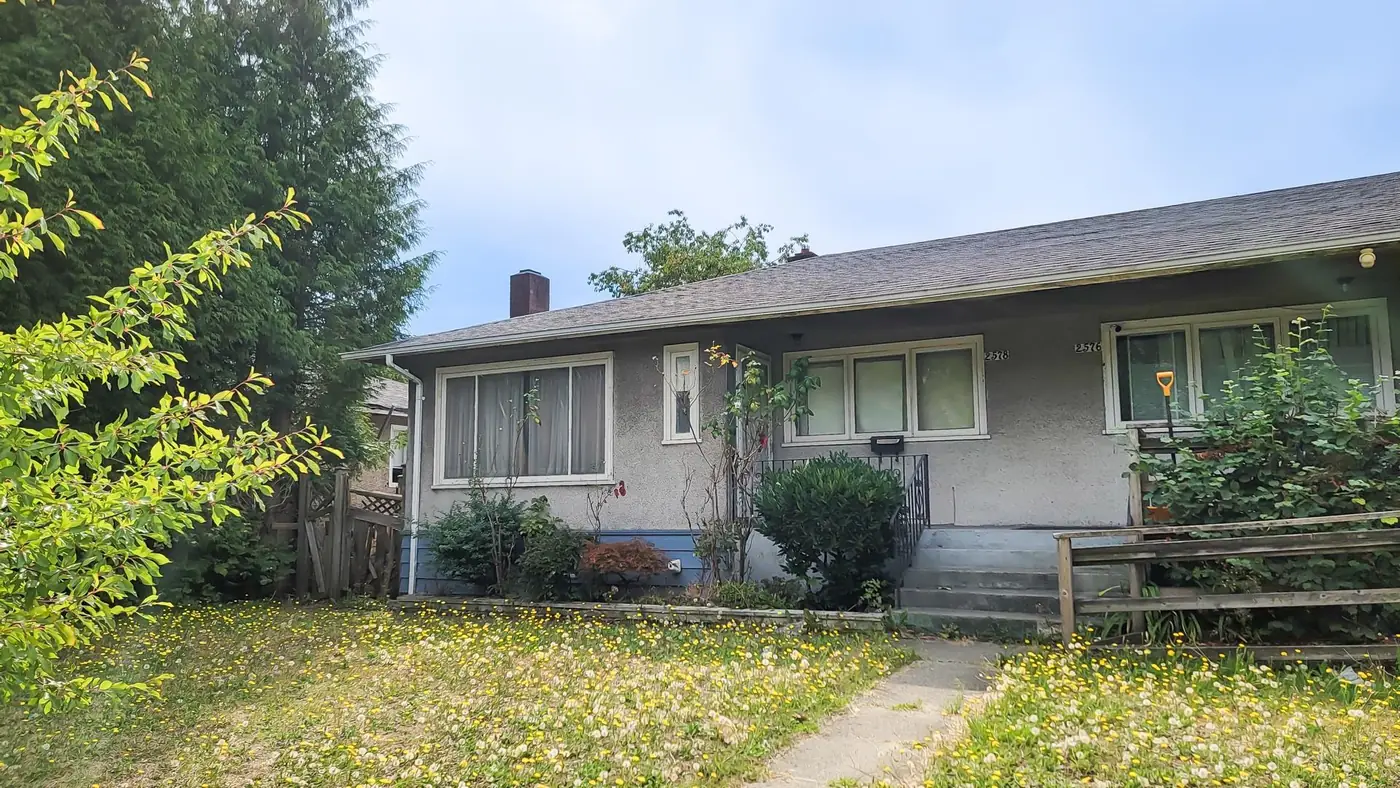 3-bedroom half duplex in Renfrew Heights — photo 2