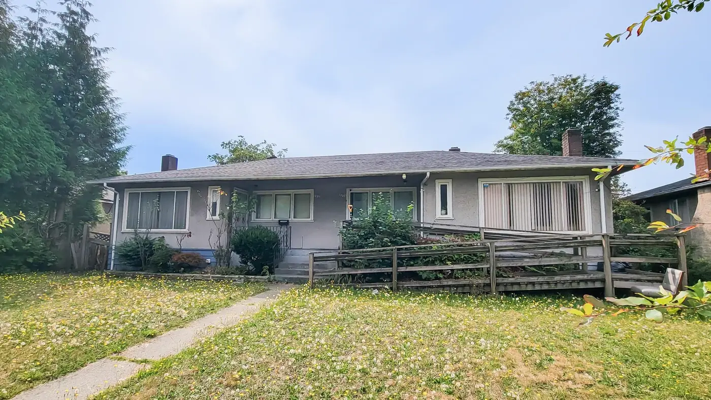 3-bedroom half duplex in Renfrew Heights — photo 3