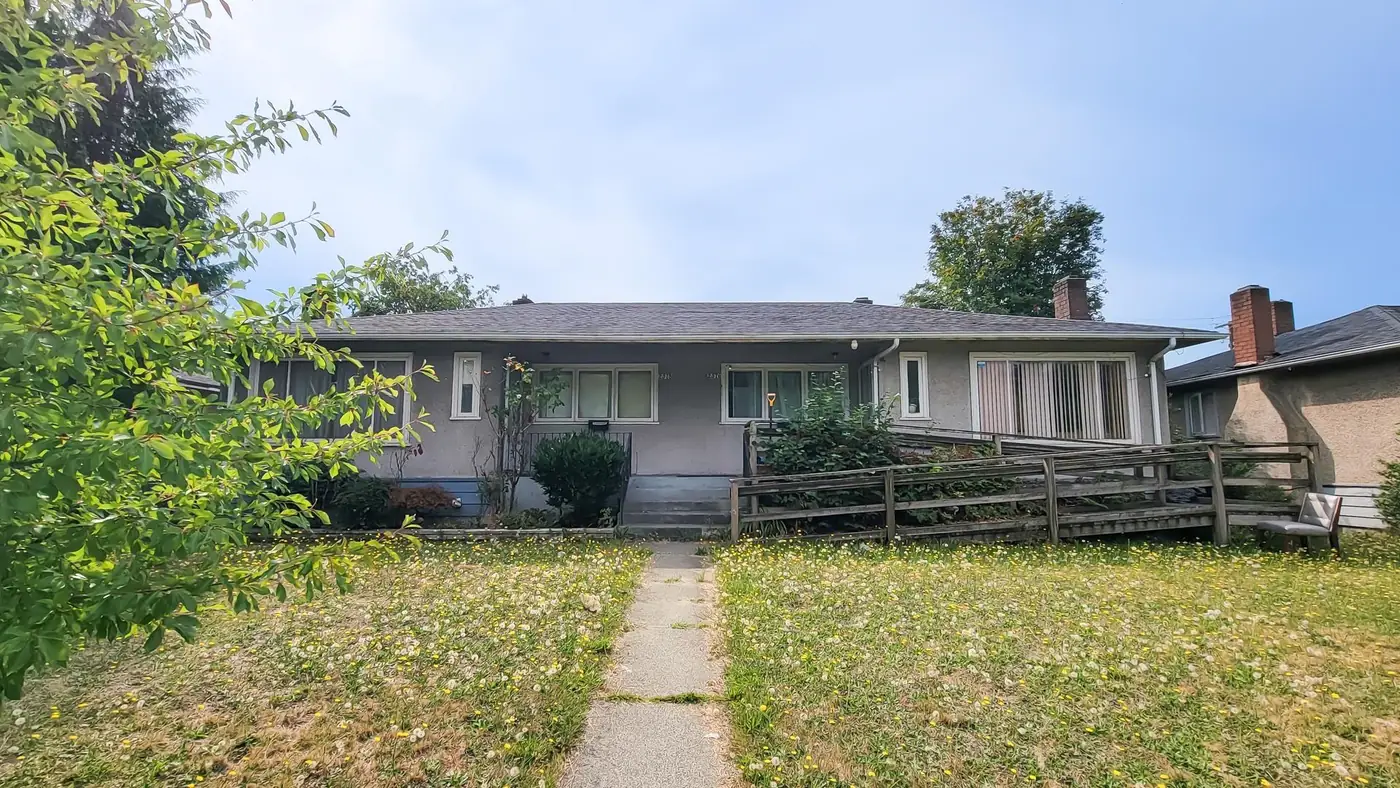 3-bedroom half duplex in Renfrew Heights — photo 1