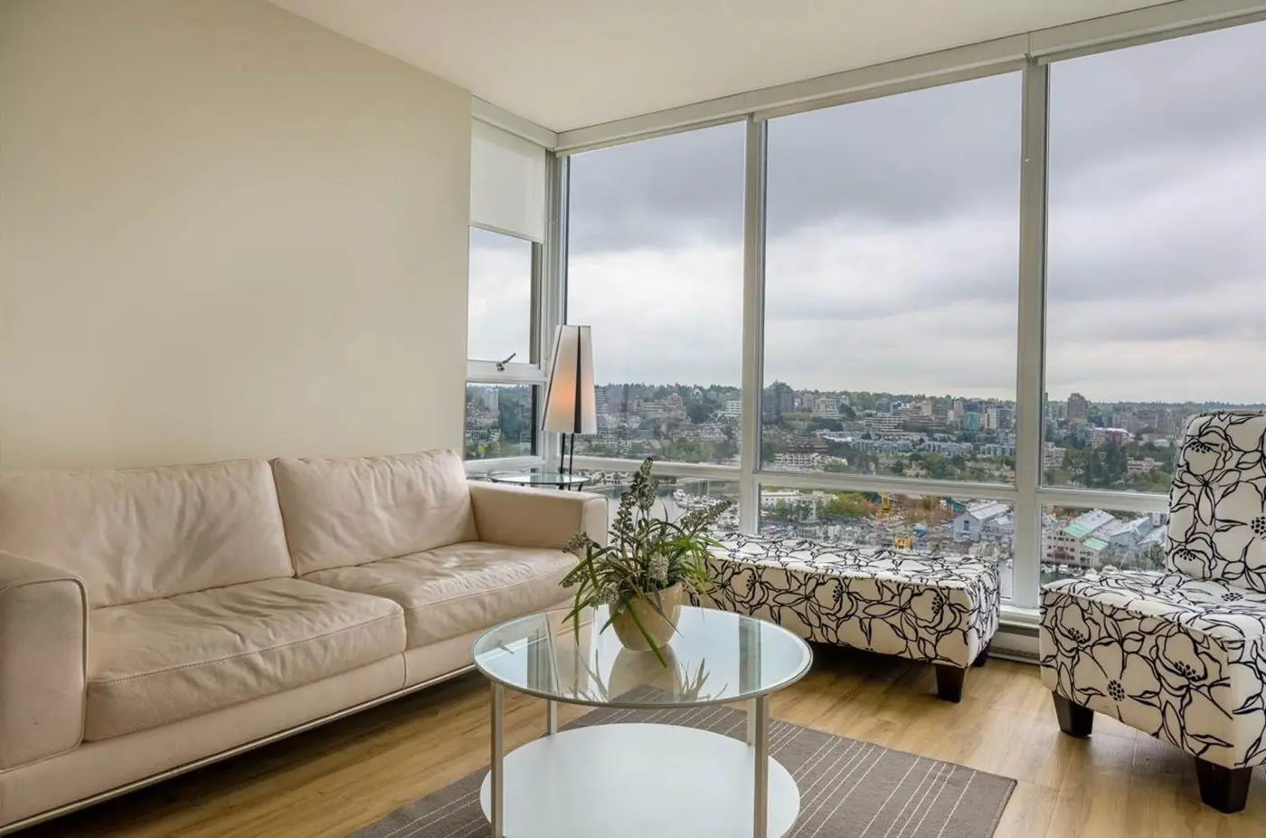 2-bedroom condo in Yaletown — photo 2