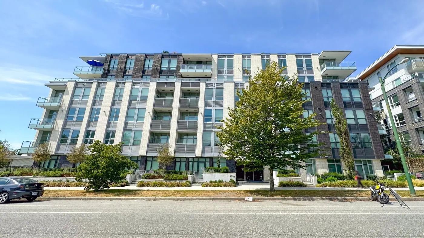 3-bedroom condo in South Cambie — photo 2