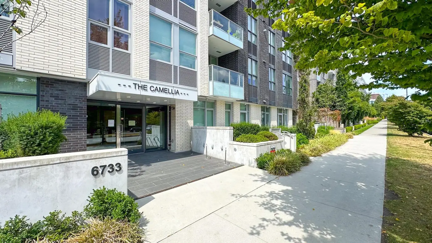3-bedroom condo in South Cambie — photo 3