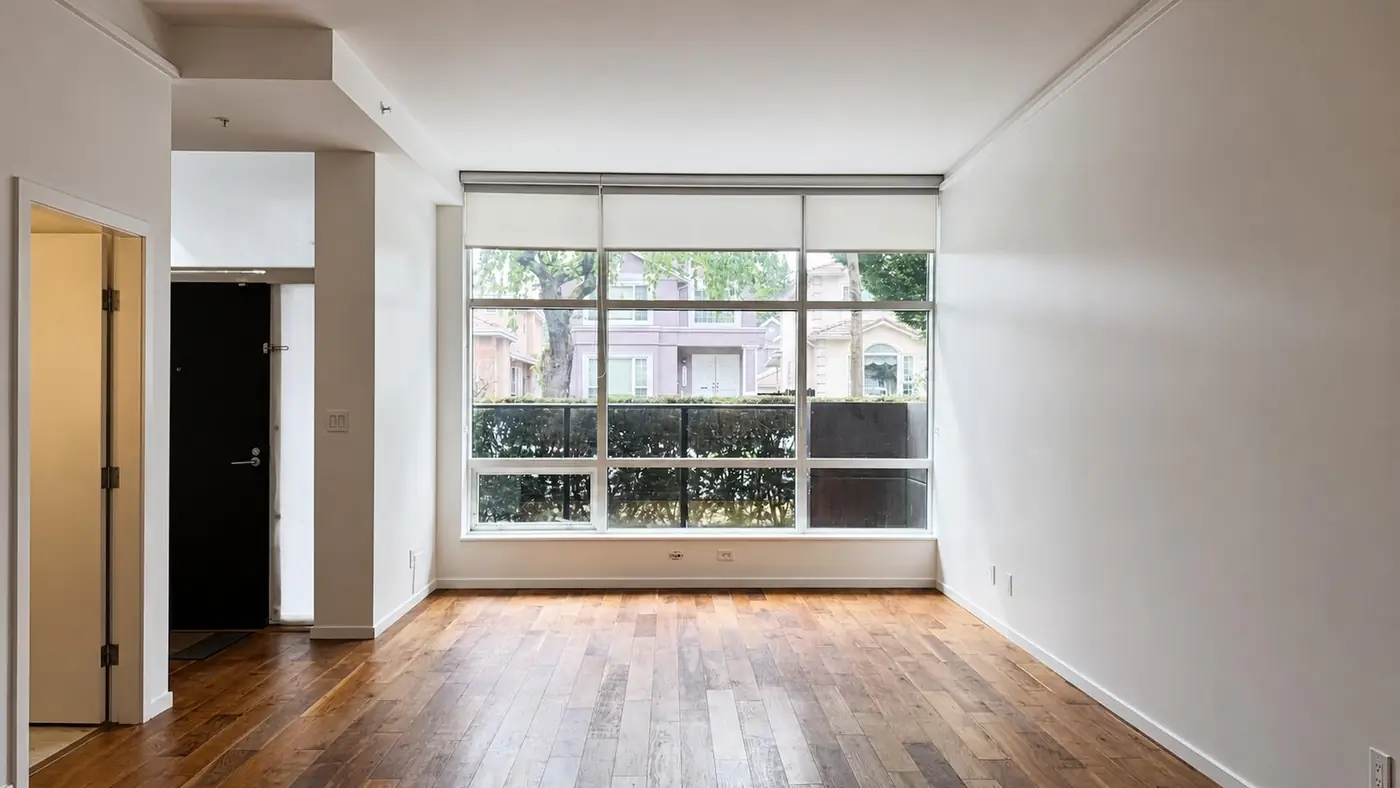 4-bedroom townhouse in S.W. Marine — photo 2